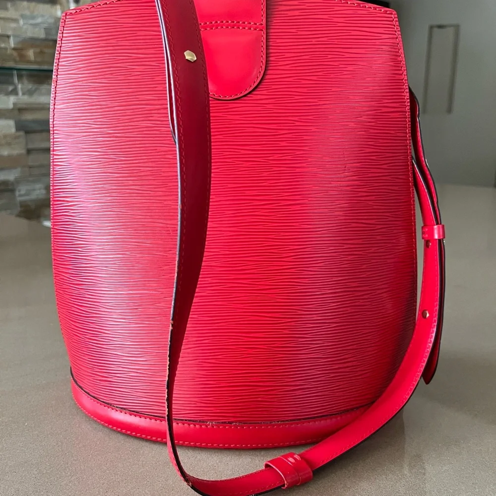 Red cluny epi shoulder bag - Picture 5 of 8